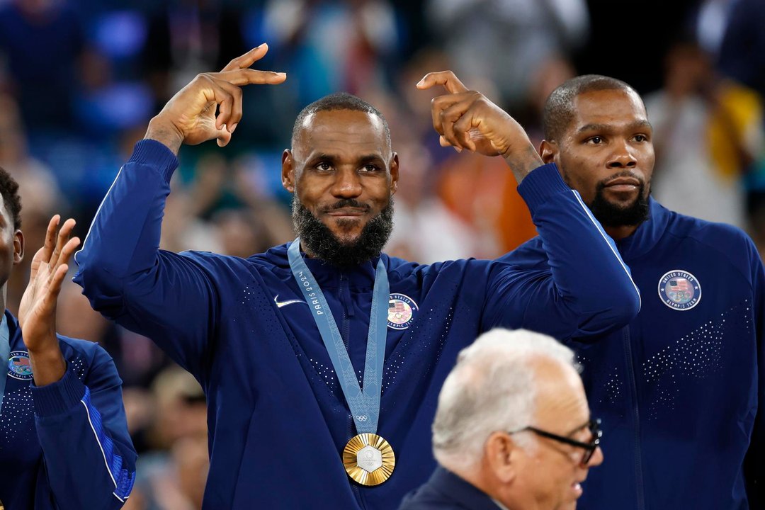 LeBron James, alero estrella de Estados Unidos, fue registrado este sábado, 10 de agosto, al posar con la medalla de oro del baloncesto de los Juegos Olímpicos 2024, en el coliseo South París Arena de la capital francesa. EFE/Caroline Brehman