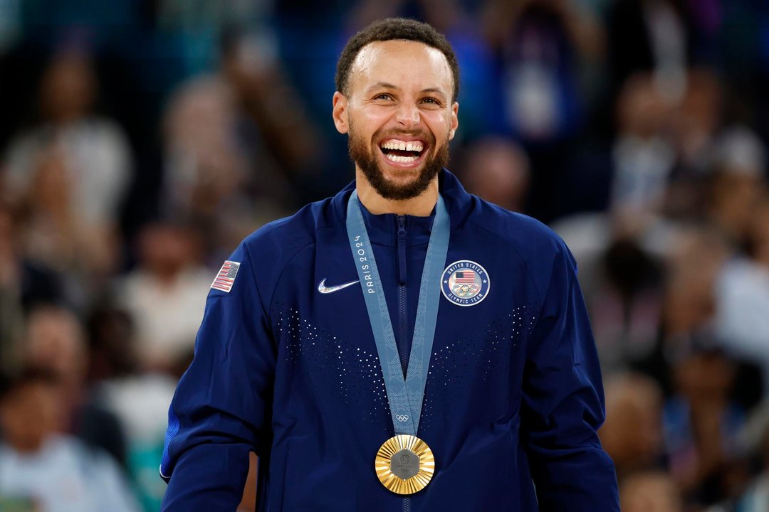 Stephen Curry, base estrella de Estados Unidos, fue registrado este sábado, 10 de agosto, al posar con la medalla de oro del baloncesto de los Juegos Olímpicos 2024, en el coliseo South París Arena de la capital francesa. EFE/Caroline Brehman