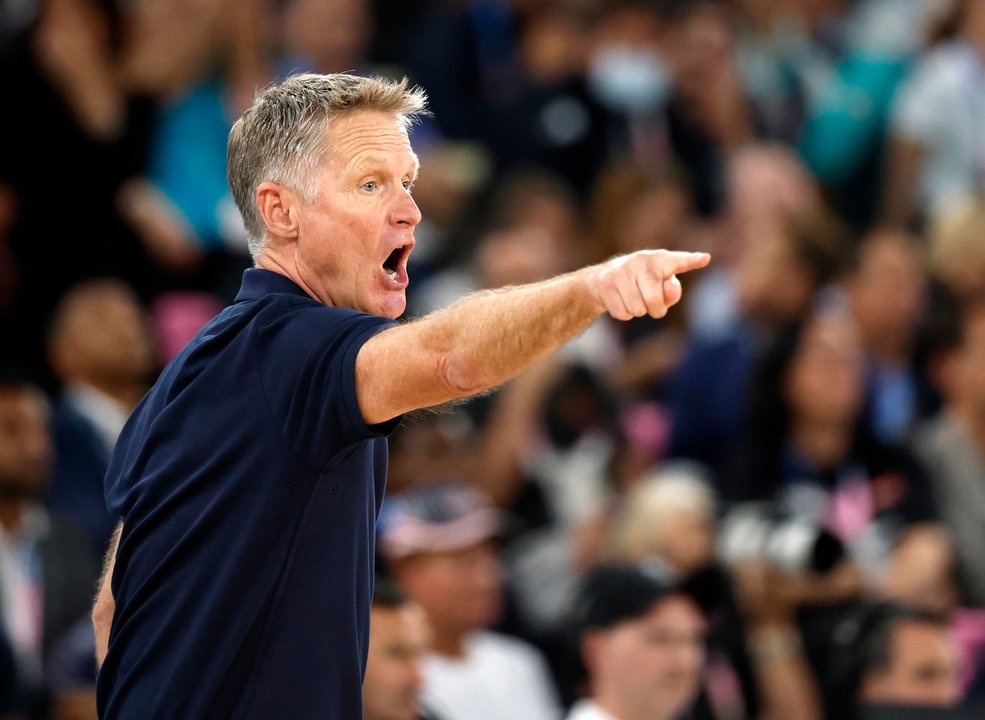 El seleccionador del equipo nacional masculino de baloncesto de Estados Unidos, Steve Kerr, fue registrado este sábado, 10 de agosto, al darle indicaciones a sus dirigidos, durante la final del baloncesto de los Juegos Olímpicos 2024, en el coliseo South París Arena de la capital francesa. EFE/Caroline Brehman