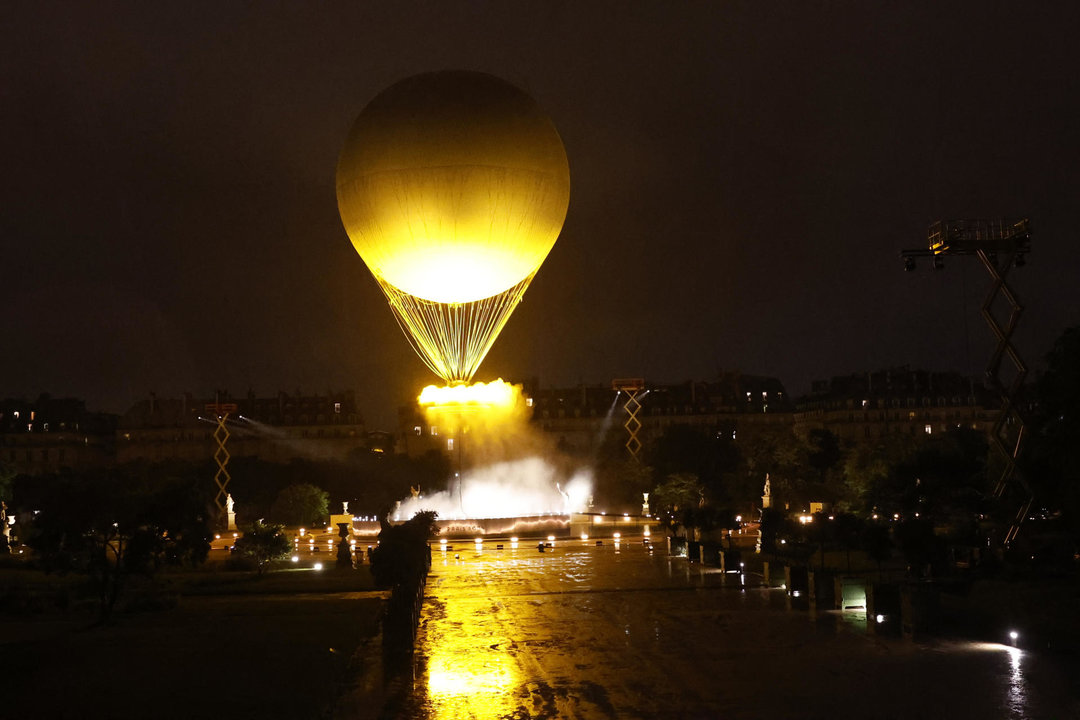 El pebetero se eleva en el aire enganchado a un globo aerostático durante la ceremonia de inauguración de los Juegos Olímpicos de París 2024. EFE/ Miguel Toña POOL