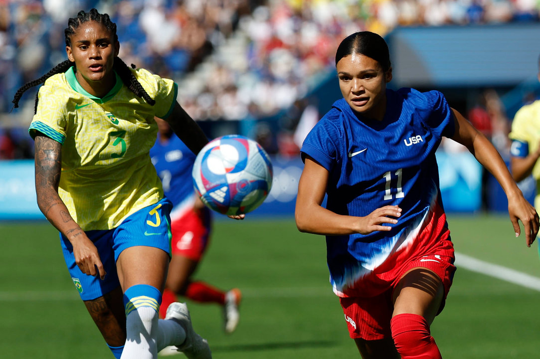 La defensa brasileña Tarciane (i) disputa un balón ante la jugadora estadounidense Sophia Smith durante la final del torneo olímpico de fútbol. EFE/Miguel Toña