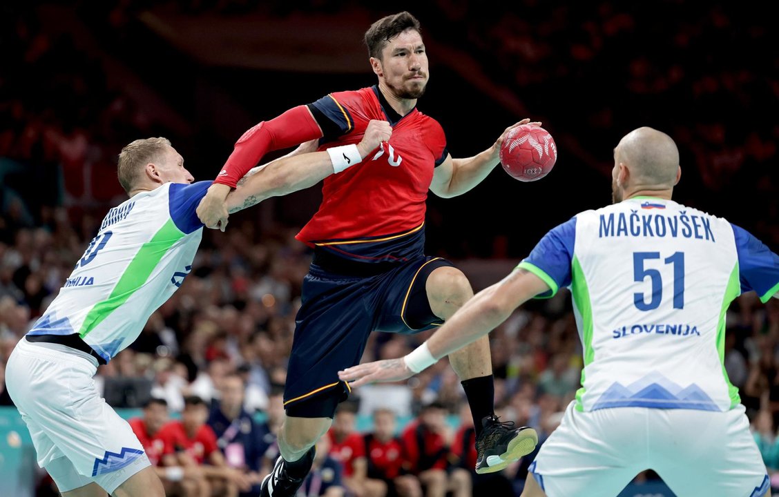 Alex Dujshebaev (C) en acción contra Tilen Kodrin (I) y Borut Mackovsek de Eslovenia durante el partido por la medalla de bronce de balonmano entre España y Eslovenia. EFE/EPA/ALEX PLAVEVSKI