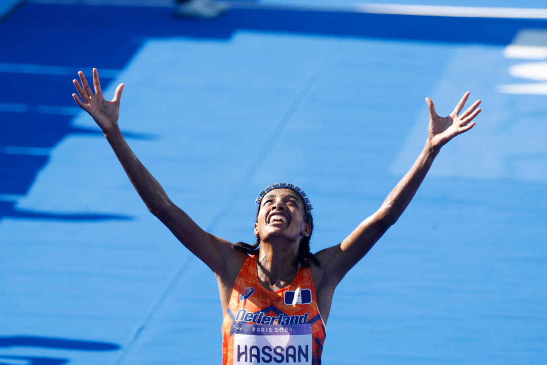 La atleta holandesa Sifan Hassan cruza la línea de meta para ganar el oro en la prueba de maratón femenino de los Juegos Olímpicos de París 2024 en la capital francesa este domingo. EFE/ Juanjo Martín