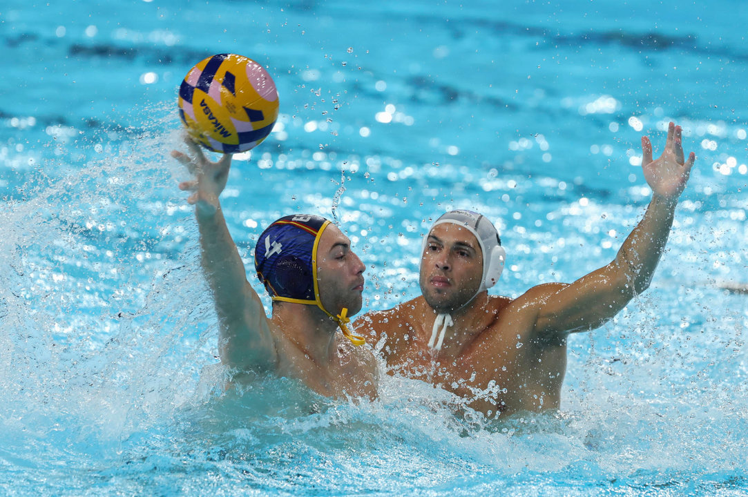 Bernat Sanahuja (C), de España, en acción contra Grecia, durante el partido por la la 5ª-6ª posición del waterpolo masculino de los Juegos Olímpicos de París 2024. EFE/ Kiko Huesca