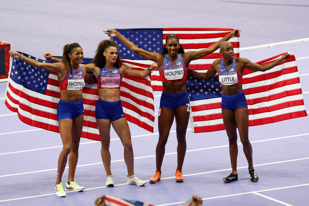 El equipo de Estados Unidos, tras ganar la final del relevo 4 x 400 m femenino en los Juegos Olímpicos de París 2024.  EFE/ Julio Muñoz