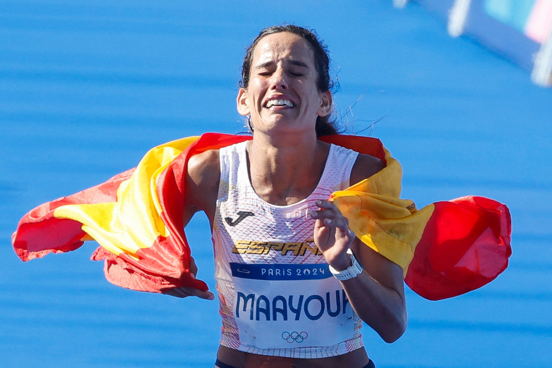 La atleta española Majida Maayouf cruza la meta en la prueba de maratón femenino de los Juegos Olímpicos de París 2024 en la capital francesa este domingo. EFE/Juanjo Martín