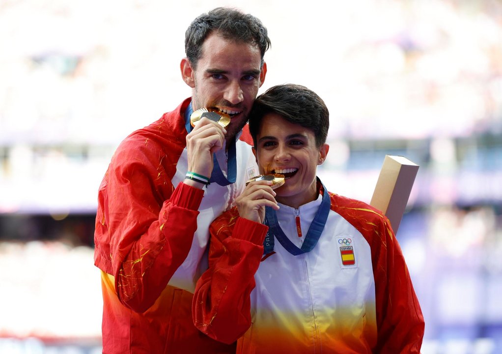 Los españoles Alvaro Martin (i) y Maria Perez posan en el podio con la medalla de oro conseguida en el maratón relevo mixto de marcha. EFE/FRANCK ROBICHON