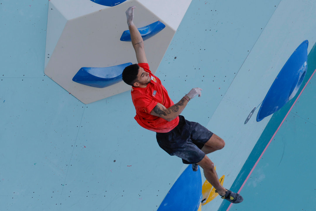 El escalador español Alberto Ginés se resbala y cae mientras compite en la final masculina de escalada en la categoría de dificultad de los Juegos Olímpicos de París 2024. EFE/ Lavandeira Jr.