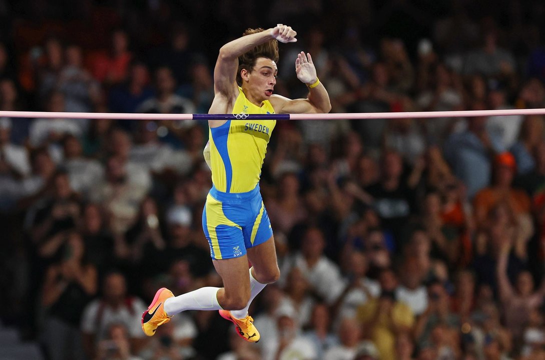 El sueco Armand Duplantis supera el listón de 6,25 m para establecer un nuevo récord mundial en la final de salto con pértiga masculino de las competiciones de atletismo de los Juegos Olímpicos de París 2024, en el estadio Stade de France en Saint Denis, Francia, el 05 de agosto de 2024. (Salto con pértiga, Francia, Suecia) EFE/EPA/ANNA SZILAGYI