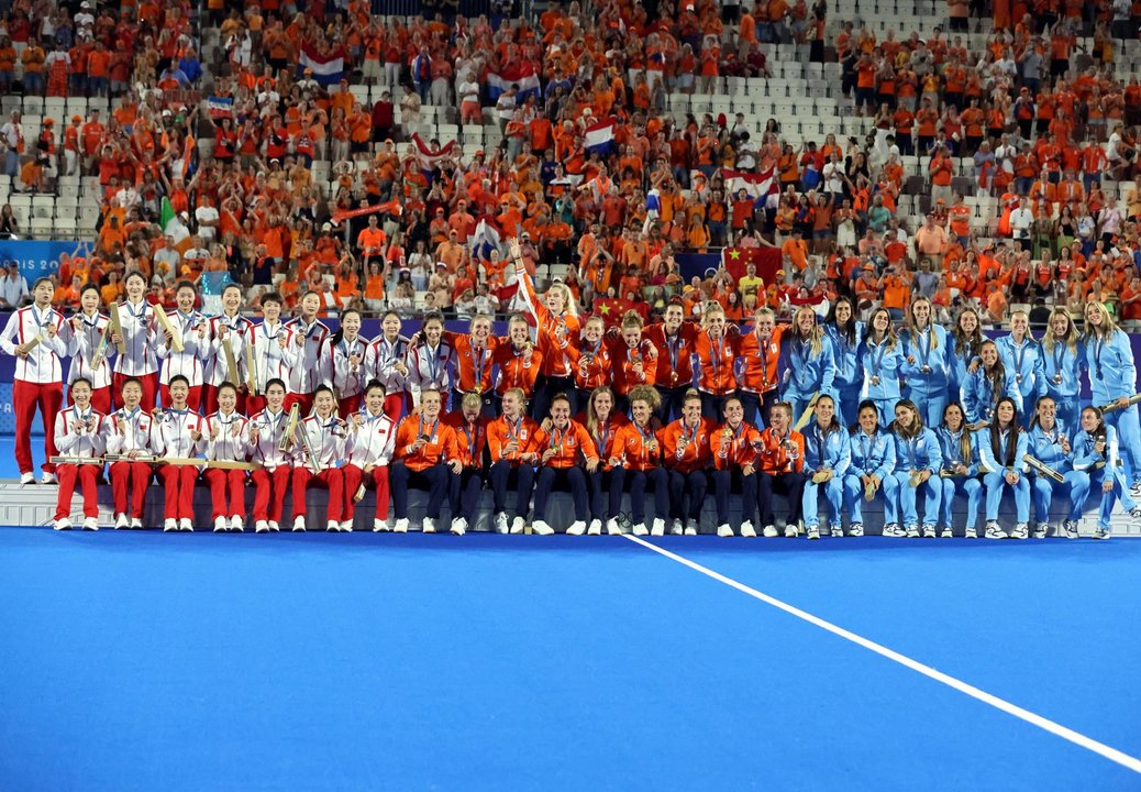 De izq. a der.: China, ganadora de la medalla de plata; Países Bajos, la medalla de oro; y Argentina, vencedora de la medalla de bronce en el torneo olímpico femenino de hockey sobre césped. EFE/EPA/YAHYA ARHAB