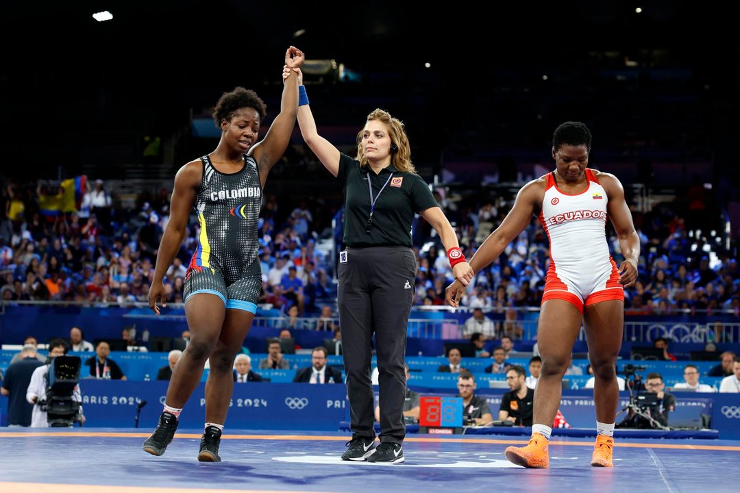 La colombiana Tatiana Rentería (I) gana el combate por la medalla de bronce en estilo libre femenino de 76 kg contra la ecuatoriana Génesis Rosangela Reasco. EFE/EPA/FRANCK ROBICHON