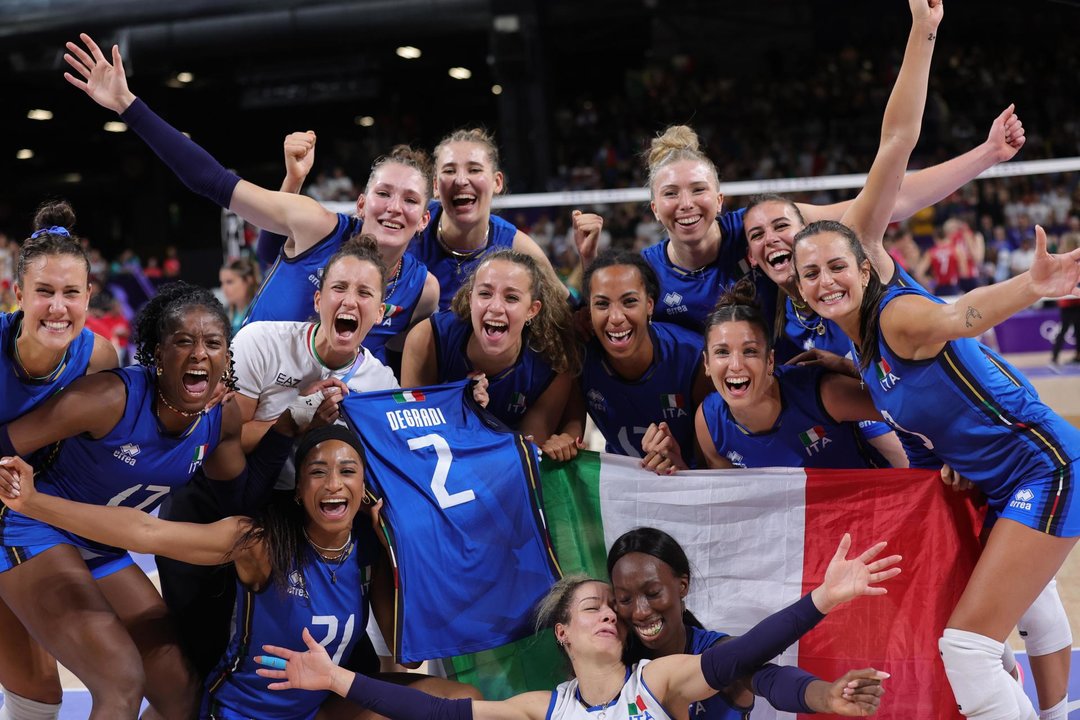 Las jugadoras de Italia celebran después de ganar el partido por la medalla de oro del torneo femenino de voleibol en los Juegos Olímpicos de París 2024. EFE/EPA/TERESA SUÁREZ