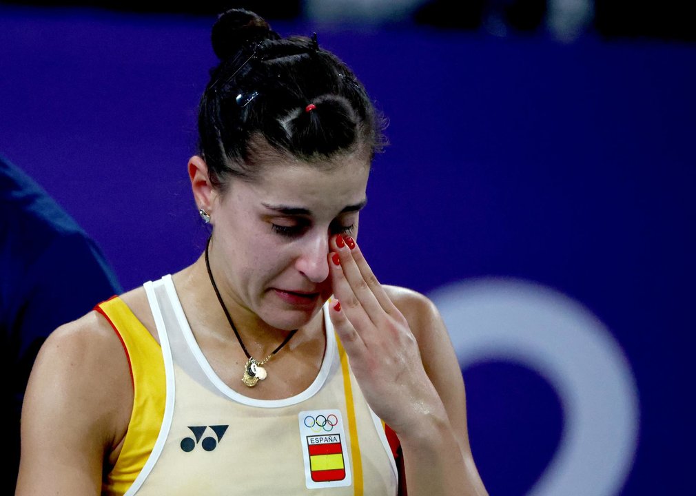 Carolina Marín, en el momento de retirarse de la semifinal del torneo de bádminton olímpico, que disputaba ante la china He Bing Jiao, tras sufrir una grave lesión en la rodilla derecha. EFE/EPA/DIVYAKANT SOLANKI