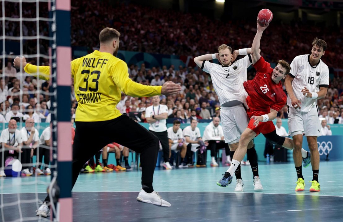 Lucas Joergensen (2-D) de Dinamarca en acción contra el portero Andreas Wolff (I) de Alemania durante el partido por la medalla de oro del torneo masculino de balonmano en los Juegos Olímpicos de París 2024. EFE/EPA/ALEX PLAVEVSKI