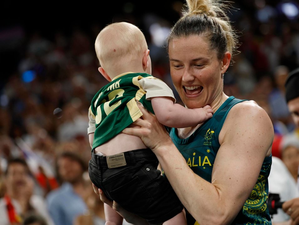 La australiana Sami Whitcomb celebra con su bebé Reef, después de ganar la medalla de Bronze en el partido frente a Bélgica de la competición de Baloncesto femenino en los Juegos Olímpicos Paris 2024 en el South Paris Arena en París. EFE/CAROLINE BREHMAN