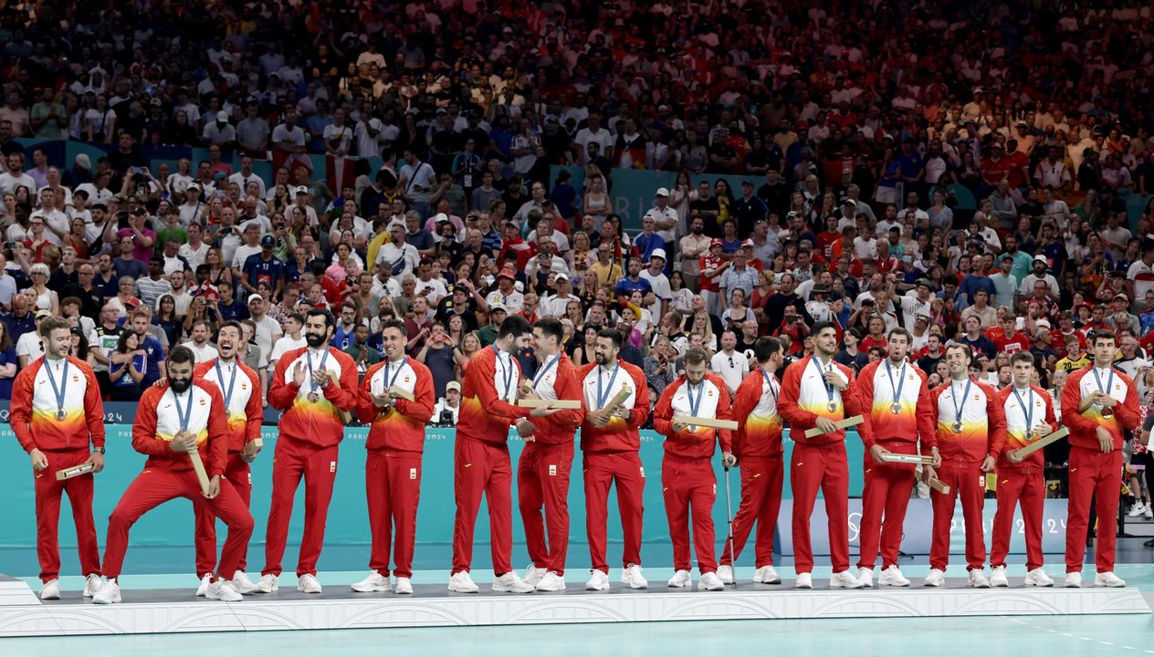 España recibe el bronce en el podio. EFE/EPA/ALEX PLAVEVSKI