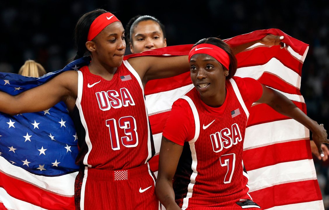 Jackie Young (I) y Kahleah Copper (d) celebran la victoria en la final de baloncesto femenino. EFE/EPA/CAROLINE BREHMAN