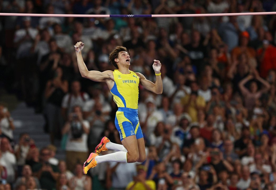 El atleta sueco Armand Duplantis consiguió la medalla de oro y un nuevo récord del mundo en la final masculina de salto con pértiga, en los Juegos Olímpicos de París 2024 en el Estadio de Francia.  EFE/EPA/ANNA SZILAGYI