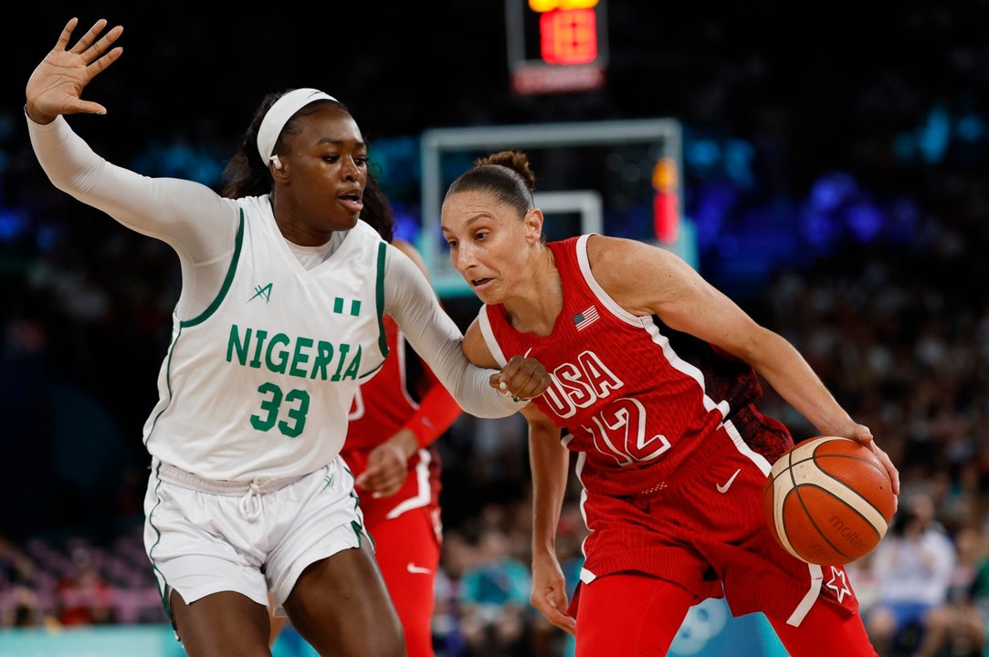 La nigeriana Nicole Enabosiante la estadounidense Diana Taurasi. EFE/EPA/CAROLINE BREHMAN