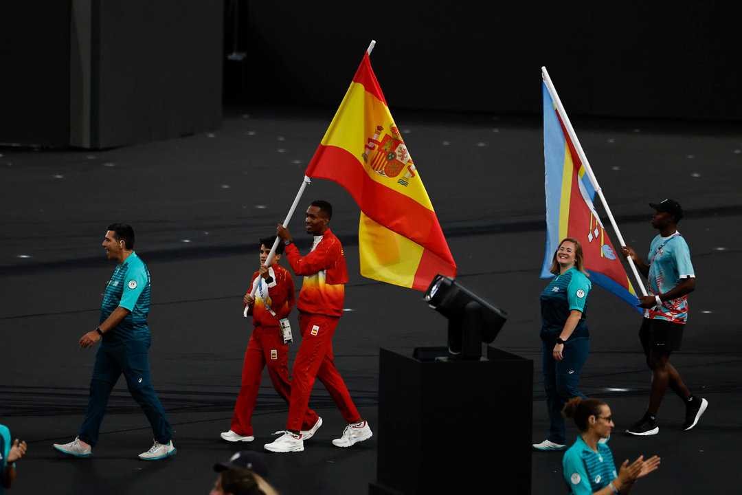 Los abanderados españoles María Pérez y Jordan Díaz durante la ceremonia de clausura de los Juegos Olímpicos de París 2024 celebrada este domingo, en el Estadio de Francia en Saint-Denis (Francia).EFE/ Sashenka Gutiérrez