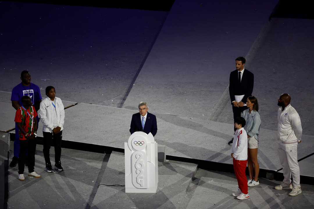 El presidente del COI, Thomas Bach (c), junto a los deportistas que representan cada continente, el cubano Mijaín López (i), el keniano Eliud Kipchoge (2i), la primera medallista del equipo de Refugiados Cindy Ngamba (3i), la china Sun Yingsha (3d), la australiana Emma McKeon y el francés Teddy Riner (d), durante la ceremonia de clausura de los Juegos Olímpicos de París 2024 celebrada este domingo, en el Estadio de Francia en Saint-Denis (Francia).EFE/ Miguel Toña