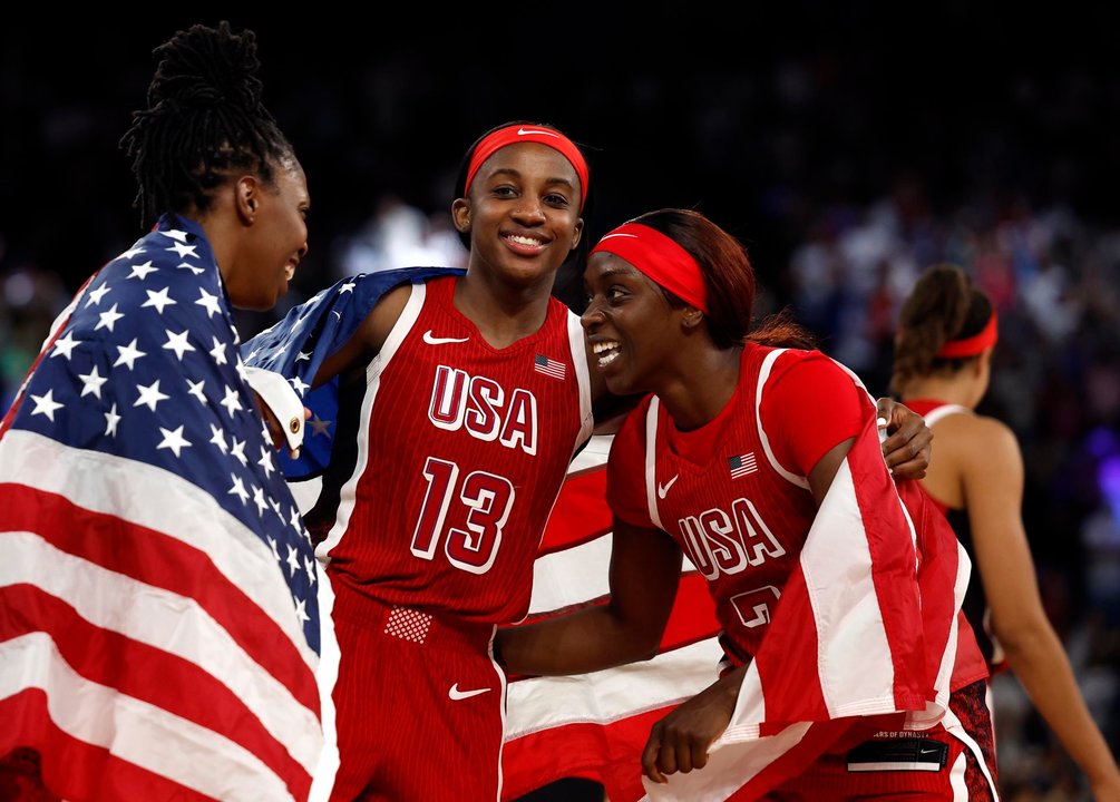 Las jugadoras de Estados Unidos celebran el oro tras ganar a Francia. EFE/EPA/CAROLINE BREHMAN