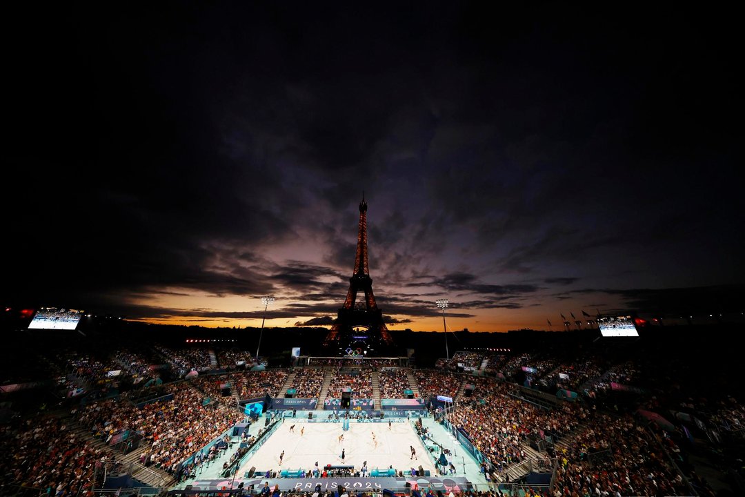 Vista general de la competición de voléy playa a los pies de la Torre Eiffel que ha acogido a más de 450.000 espectadores, según datos de la organización. EFE/EPA/YOAN VALAT