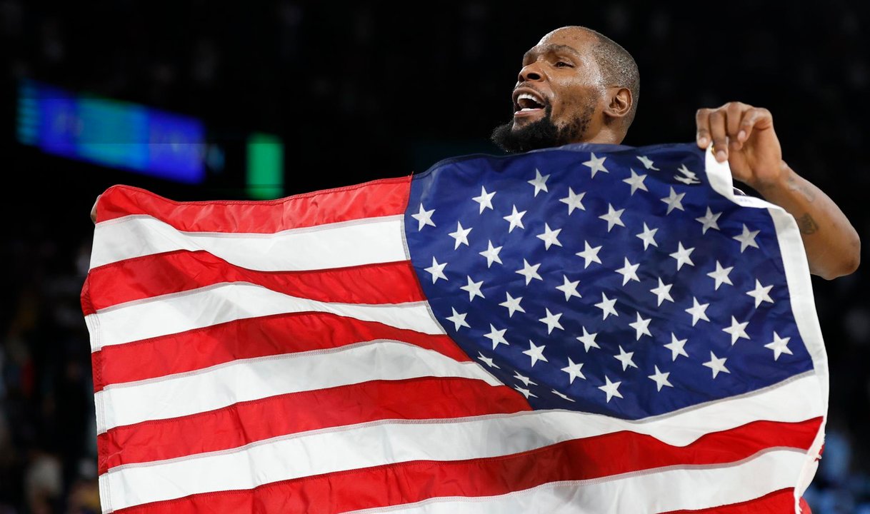 Kevin Durant celebra el oro olímpico para Estados Unidos. EFE/EPA/CAROLINE BREHMAN