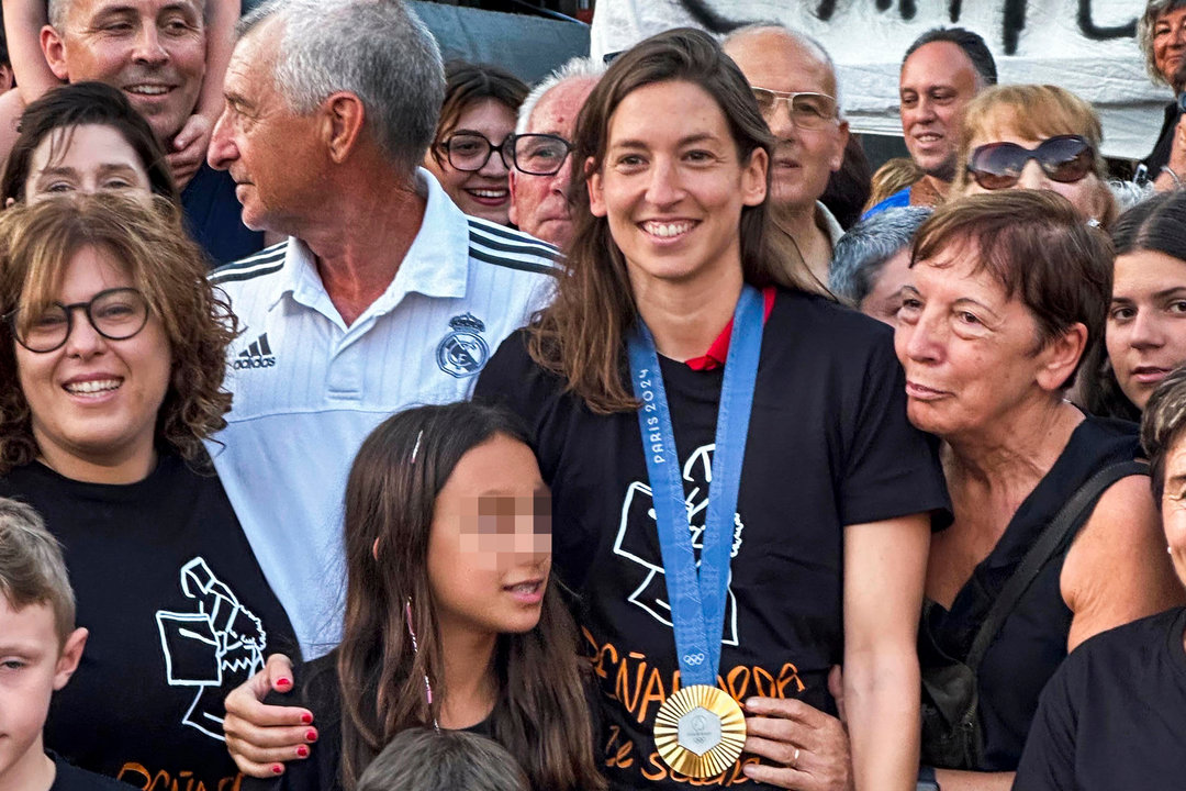 PEÑAPARDA (SALAMANCA), 12/08/2024.- La localidad salmantina de Peñaparda recibe y homenajea hoy lunes a Laura Ester (c), reciente campeona olímpica en París con la selección de waterpolo. EFE/JMGARCIA