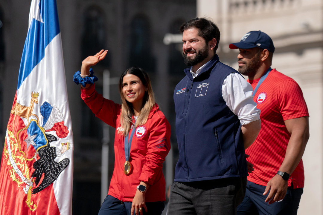 Fotografía cedida por la Presidencia de Chile del mandatario Gabriel Boric (c), junto a los medallistas olímpicos Francisca Crovetto (i) y Yasmani Acosta en Santiago (Chile). EFE/Presidencia De Chile