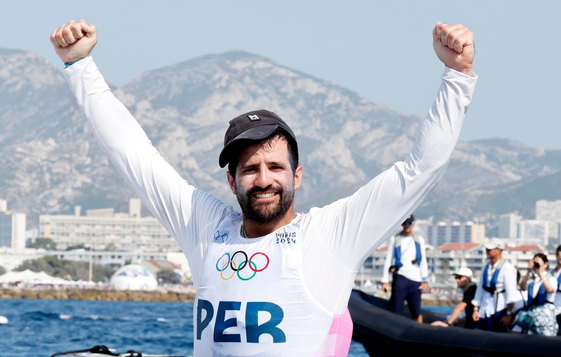 Fotografía del 7 de agosto de 2024 cuando el peruano Stefano Peschiera obtuvo la medalla de bronce en vela en los Olímpicos de París. EFE/EPA/SEBASTIEN NOGIER