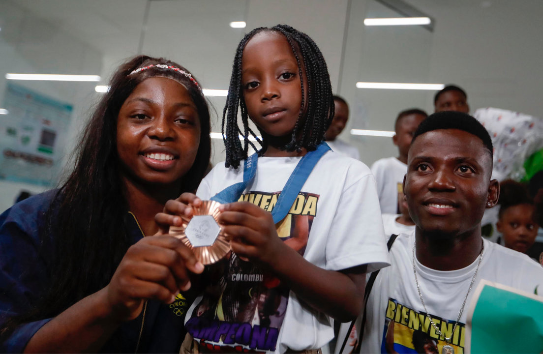 Tatiana Rentería, bronce en lucha libre en los Juegos Olímpicos de París 2024, posa junto a su esposo, Diego Arboleda, y su hija, Yeisy Arboleda, este lunes en Cali (Colombia). EFE/Ernesto Guzmán