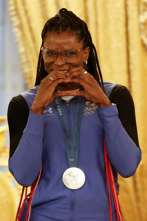 La medallista de plata en boxeo en París 2024, Atheyna Bylon, posa este lunes, en el Palacio Presidencial en la Ciudad de Panamá. EFE/ Bienvenido Velasco