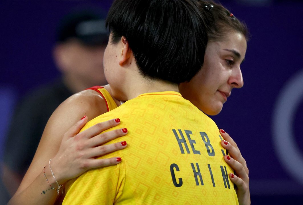 Carolina Marín consolada por la jugadora china He Bing Jiao, tras verse obligada a retirarse por una lesión en la semifinal individual del bádminton den los Juegos Olímpicos de París 2024. EFE/EPA/DIVYAKANT SOLANKI