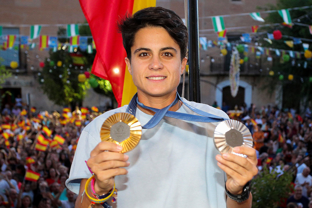 GRANADA, 13/08/2024.- La doble medallista en los juegos olímpicos de París, María Pérez, es recibida en su pueblo natal, Orce Granada. La atleta María Pérez, doble medallista olímpica en los Juegos Olímpicos París 2024, fue agasajada y vitoreada este martes por cientos de personas en Orce (Granada), su localidad natal, en el homenaje recibido por los éxitos logrados. EFE/ Pepe Torres