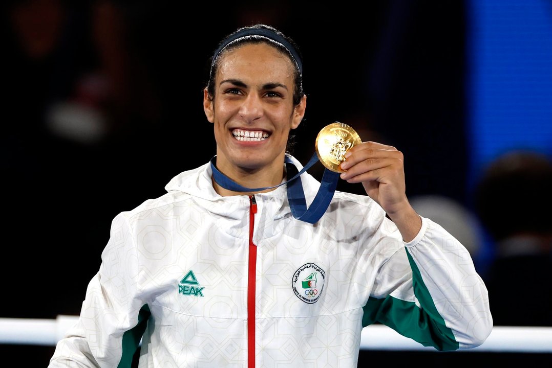 La ganadora de la medalla de oro, Imane Khelif, de Argelia, posa en el podio tras imponerse en la final femenina de 66 kg en los Juegos Olímpicos de París 2024. EFE/EPA/MAST IRHAM