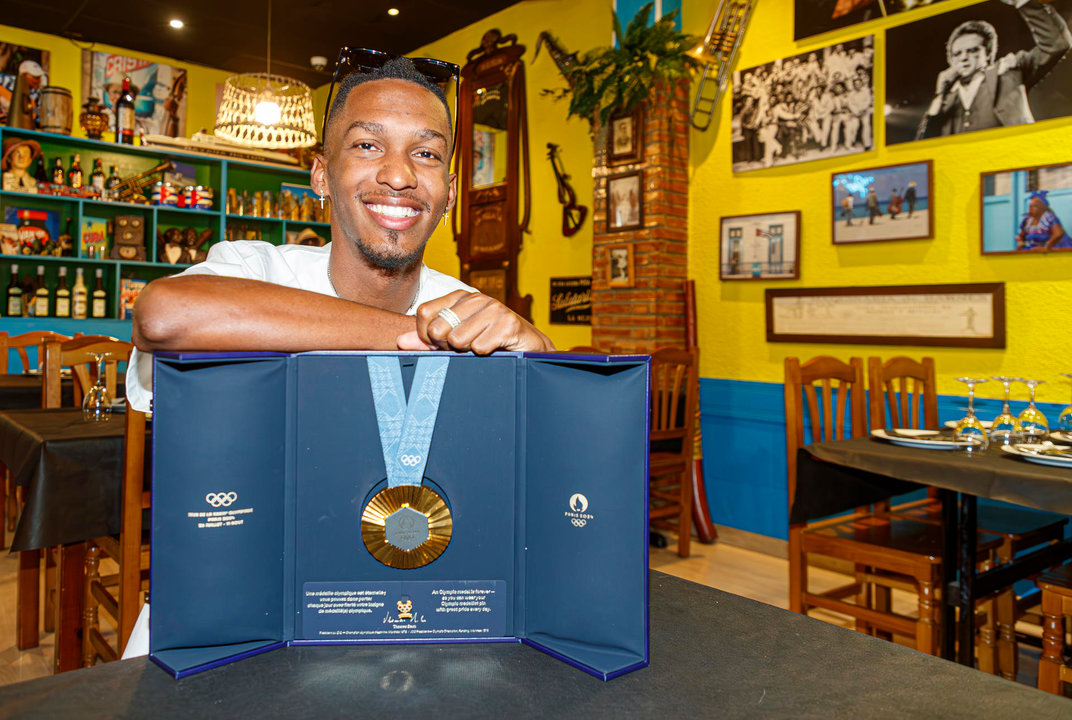 Jordan Díaz posa con la medalla de oro del triple salto que conquistó en los Juegos Olímpicos de París, durante la entrevista con la Agencia EFE. EFE/JAVIER BELVER