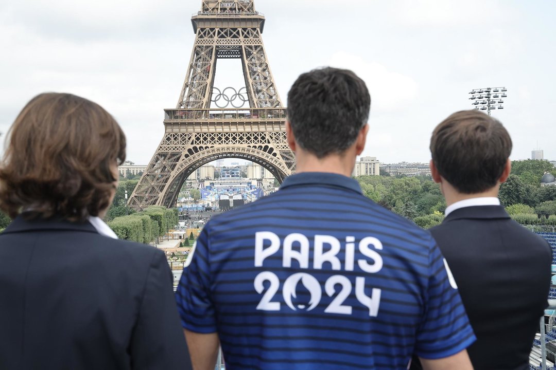 (I-D) Emmanuel Macron, presidente de Francia, Tony Estanguet, presidente del comité organizador de París 2024, y Amélie Oudéa-Castéra, ministra francesa de Deportes, en una foto de archivo. (Francia) EFE/EPA/CHRISTOPHE PETIT TESSON / POOL