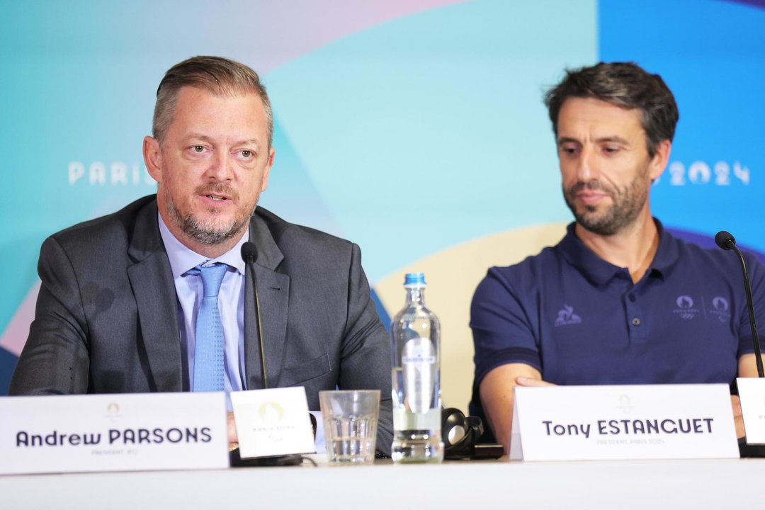 Andrew Parsons, presidente del Comité Paralímpico Internacional, y el presidente del Comité Organizador de París 2024 y Tony Estanguet (d), durante la conferencia de prensa la víspera de la Ceremonia de Apertura de los Juegos Paralímpicos de París 2024. EFE/EPA/Teresa Suárez