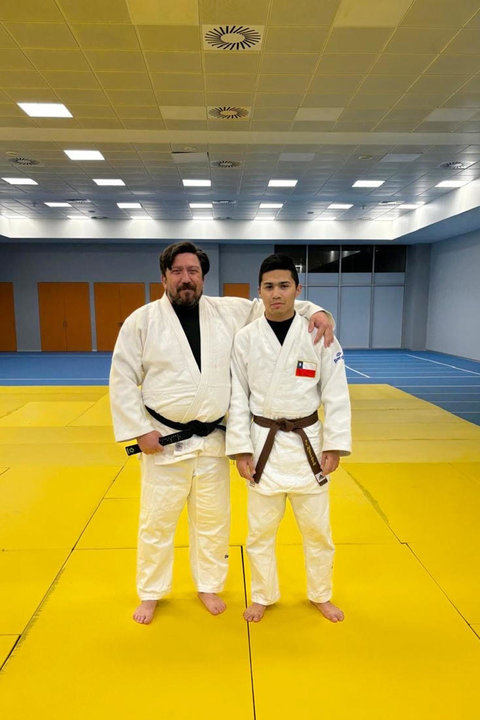 Fotografía de archivo cedida por la Fundación Luz del judoca chileno con discapacidad Johann Herrera (d) y su entrenador Francisco Sepúlveda, quienes participarán en los Juegos Paralímpicos de París. EFE/ Fundación Luz /SOLO USO EDITORIAL/SOLO DISPONIBLE PARA ILUSTRAR LA NOTICIA QUE ACOMPAÑA (CRÉDITO OBLIGATORIO)