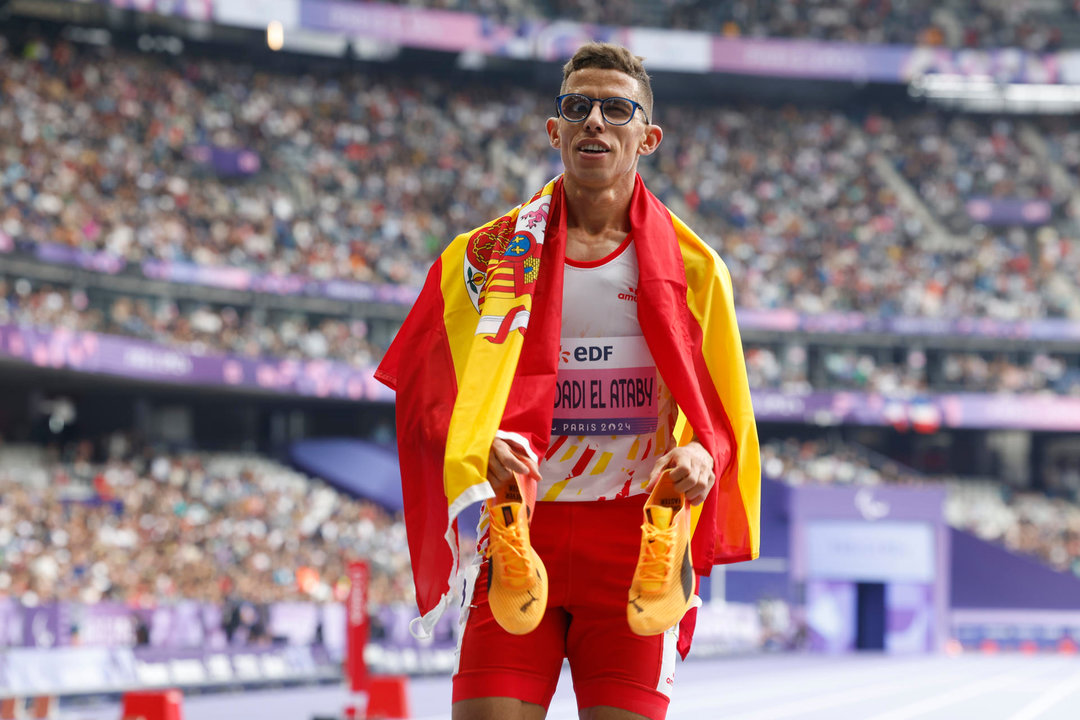 El atleta español Ouhdadi El Ataby tras ganar la medalla de oro en la prueba de 5.000 metros en los Juegos Paralímpicos París 2024, este sábado en la capital francesa. EFE/ Javier Etxezarreta