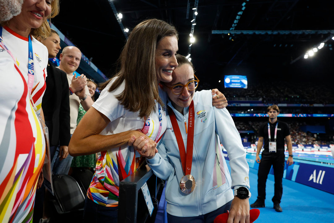 La reina Letizia felicita a la nadadora María Delgado tras conseguir su medalla de bronce en la final de 100 metros espalda de los Juegos Paralímpicos París 2024, este sábado en la capital francesa. EFE/ Javier Etxezarreta