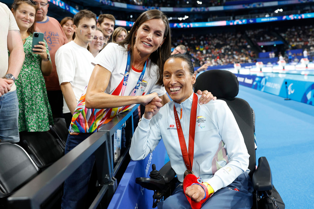 La reina Letizia (i) felicita a la nadadora Teresa Perales por su medalla de bronce en los 50 metros espalda S2 Femenino de los Juegos Paralímpicos París 2024, este sábado en la capital francesa. EFE/ Javier Etxezarreta