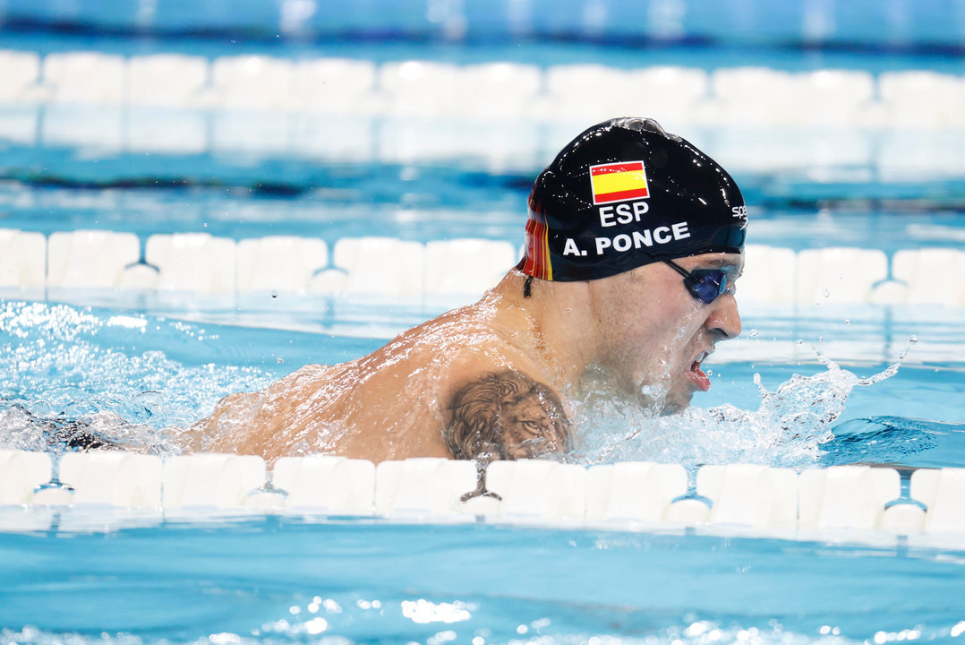 El nadador español Antonio Ponce compite en la prueba de 100m braza en los Juegos Paralímpicos París 2024, este domingo en la capital francesa. EFE/ Javier Etxezarreta