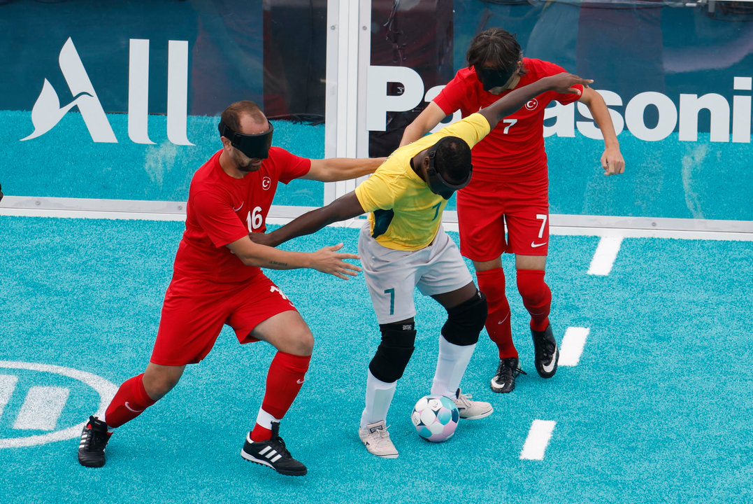 Encuentro de fútbol 5 adaptado entre las selecciones de Brasil y Turquía en los Juegos Paralímpicos París 2024, este domingo en la capital francesa. EFE/ Javier Etxezarreta