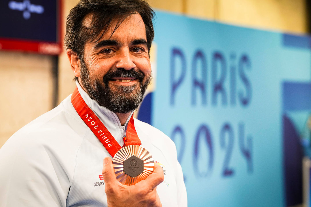 El gallego Juan Antonio Saavedra logró este domingo el bronce en la prueba de rifle 10 metros tendido, en la competición disputada en el Centro de Tiro de Châteauroux correspondiente a los Juegos Paralímpicos de París.EFE/CPE/Mikael Helsing    **SOLO USO EDITORIAL/SOLO DISPONIBLE PARA ILUSTRAR LA NOTICIA QUE ACOMPAÑA (CRÉDITO OBLIGATORIO)***