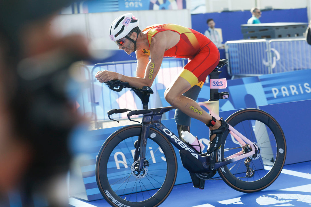 El triatleta español Daniel Molina durante la prueba de triatlón de los Juegos Paralímpicos de París 2024, disputada este lunes en la capital francesa. EFE/Javier Etxezarreta