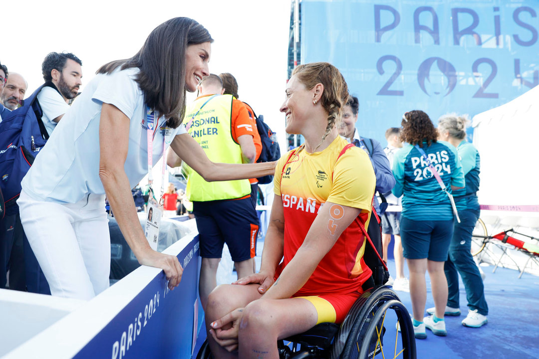 PARÍS.- La reina Letizia saluda a la triatleta española Eva Moral, quien compite en la prueba de para triatlón femenina este lunes en el río Sena en París, en el marco de los Juegos Paralímpicos París 2024. EFE/ Javier Etxezarreta