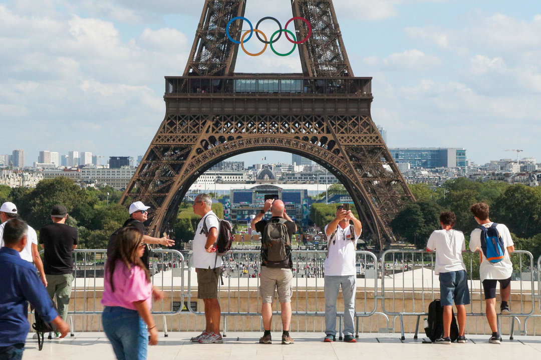 Turistas se toman fotografías ante la Torre Eiffel, decorada con los aros de los Juegos Olímpicos este lunes en Paris. Los herederos del arquitecto Gustave Eiffel están en contra de la intención de la alcaldesa de París, Anne Hidalgo, de dejar los anillos olímpicos de forma permanente sobre la emblemática torre de hierro de la capital francesa. "La Torre Eiffel, que se ha convertido en el símbolo de París y de Francia, tiene una vocación más amplia que la de estar permanentemente asociada a una organización como los Juegos Olímpicos", declaró este lunes Savin Yeatman-Eiffel, vicepresidente de la asociación de descendientes de Gustave Eiffel, a la cadena televisiva BFM. Los anillos privarían además a la torre de su papel de plataforma para otros mensajes, como se hace de manera frecuente a través de, por ejemplo, los cambios en su iluminación para enfatizar determinadas causas, en opinión de los herederos del arquitecto francés.EFE/ Edgar Sapiña Manchado