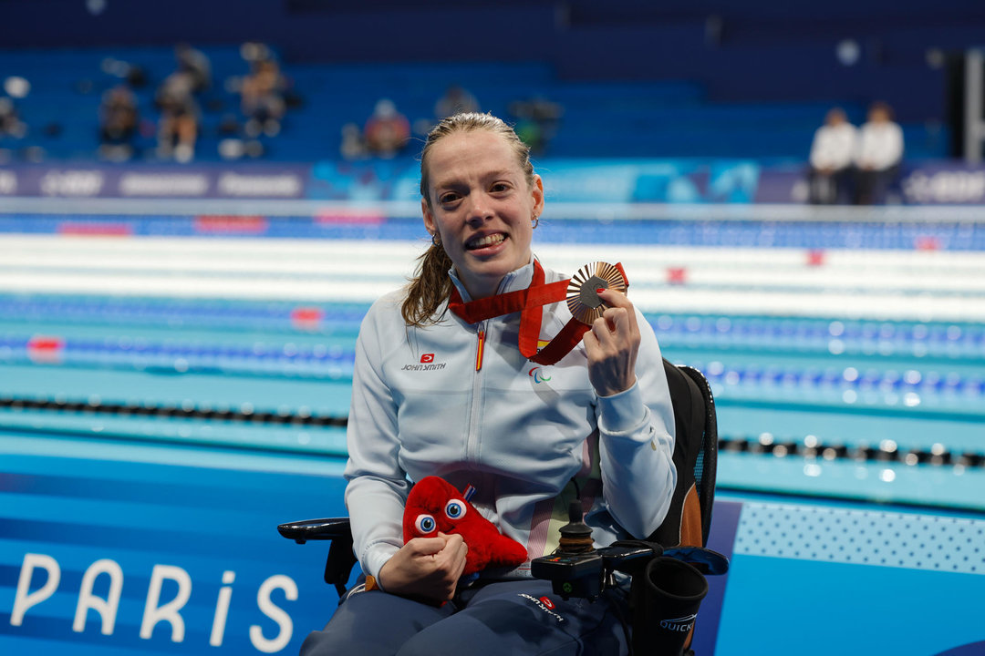 La nadadora española Marta Fernández celebra el bronce en la prueba de 50 metros espalda, este lunes en los Juegos Paralímpicos París 2024. EFE/ Javier Etxezarreta